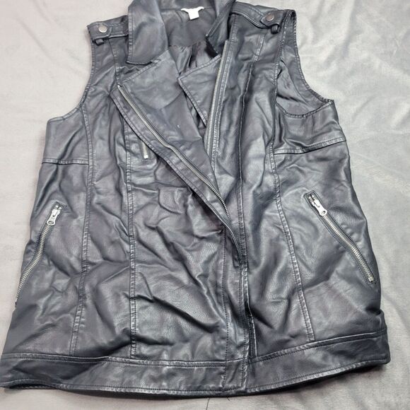 Cato Jackets & Blazers - Womens Black Faux Leather Moto Vest By Cato With Zipper Pockets & Snap Collar Si